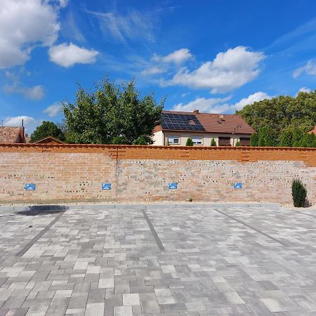 Linden Apartman 104 - Adults Only Mosonmagyaróvár Exteriér fotografie